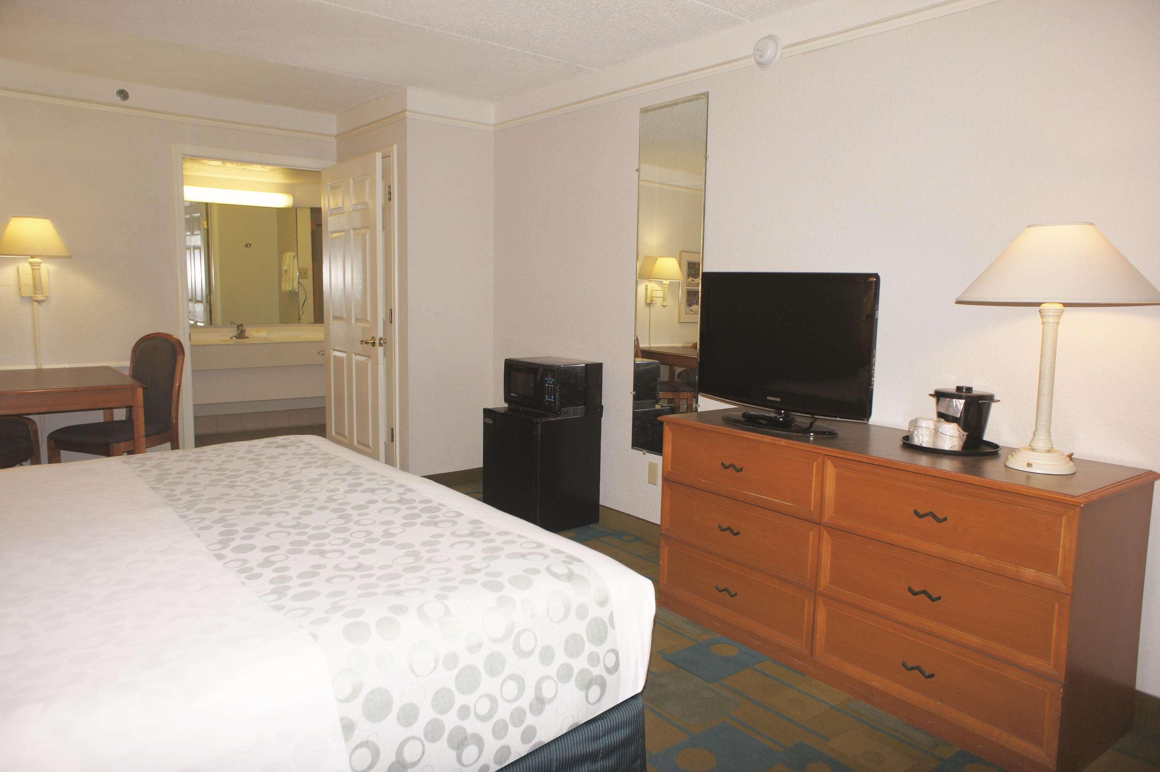 Days Inn By Wyndham San Diego Vista Ngoại thất bức ảnh