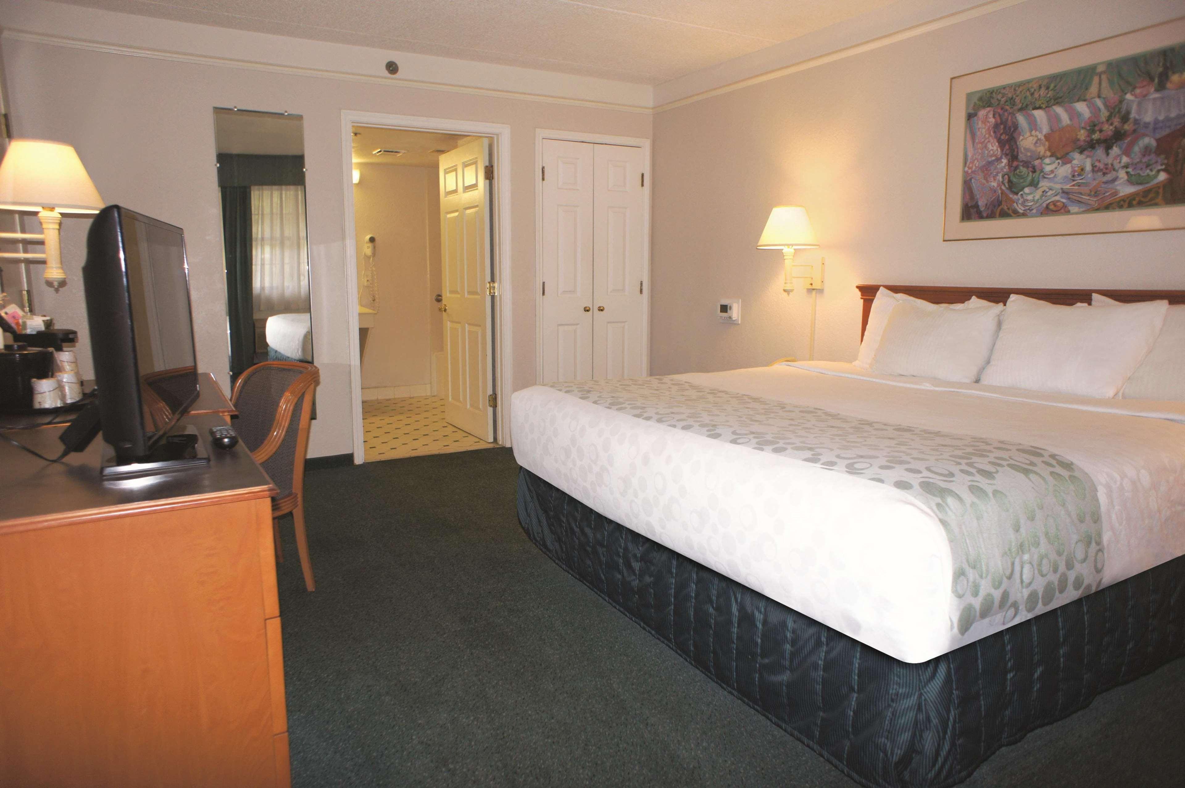 Days Inn By Wyndham San Diego Vista Ngoại thất bức ảnh