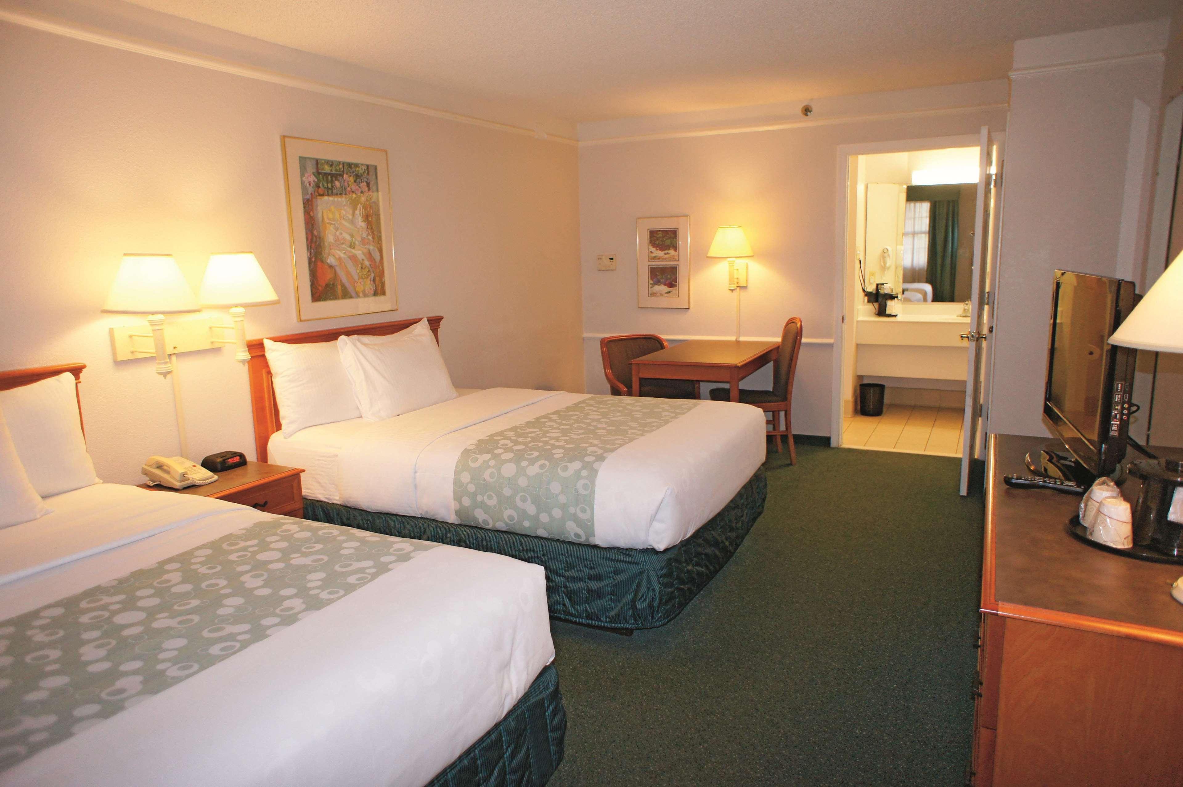Days Inn By Wyndham San Diego Vista Ngoại thất bức ảnh