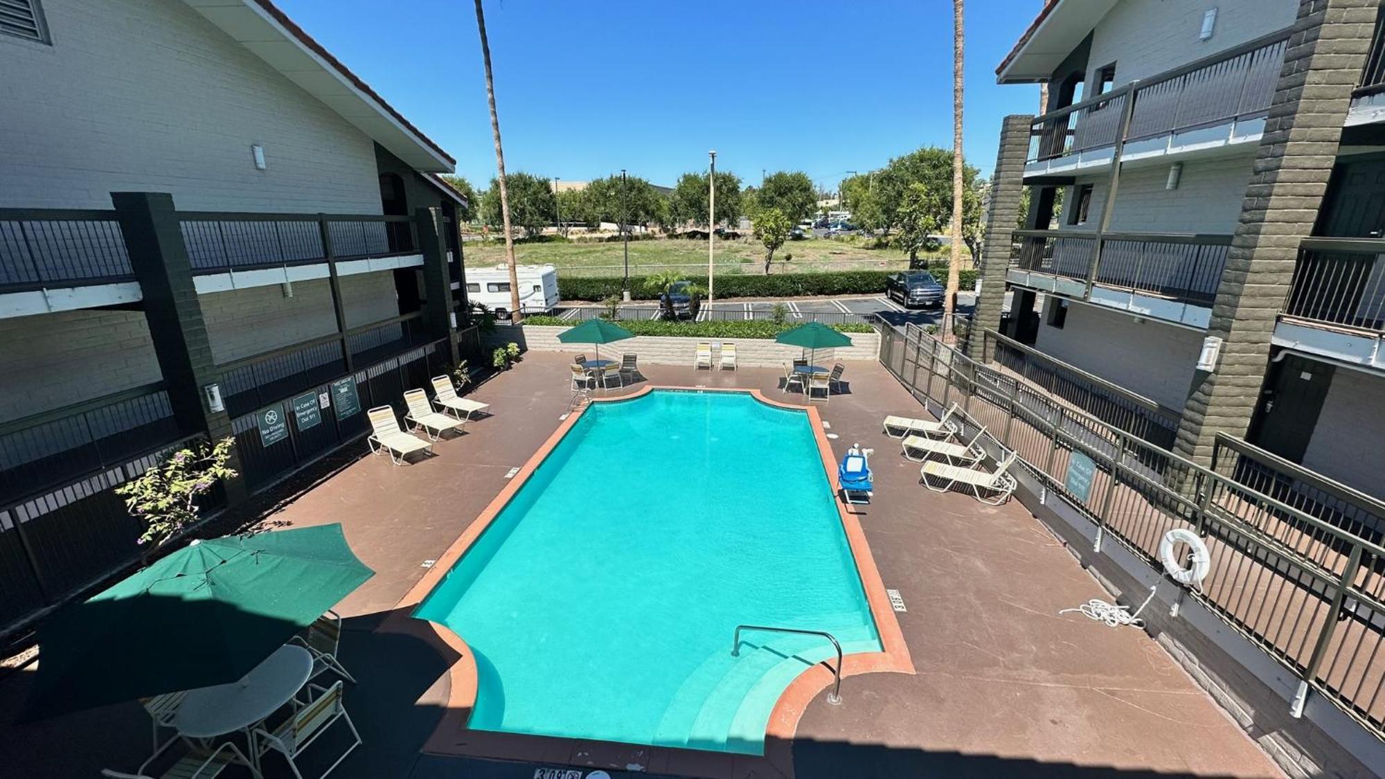 Days Inn By Wyndham San Diego Vista Ngoại thất bức ảnh