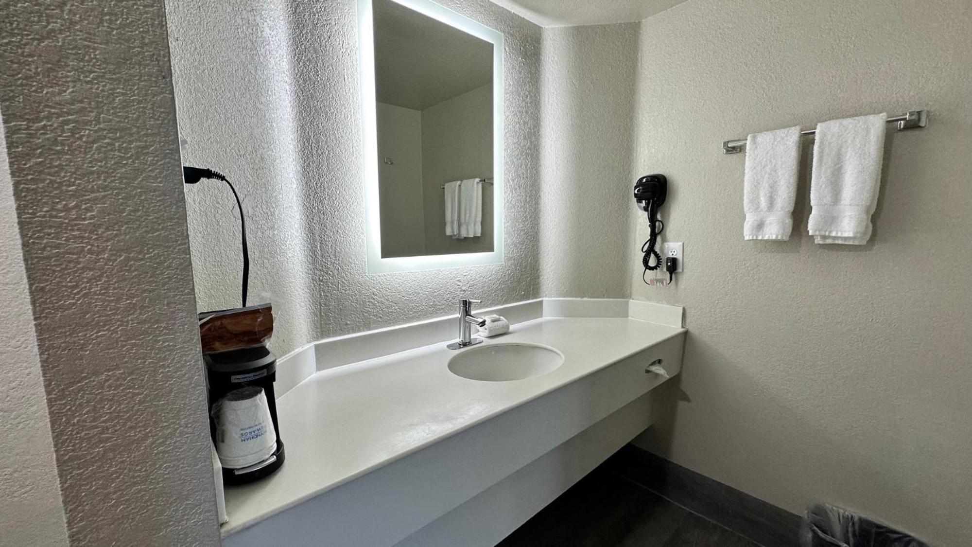 Days Inn By Wyndham San Diego Vista Ngoại thất bức ảnh