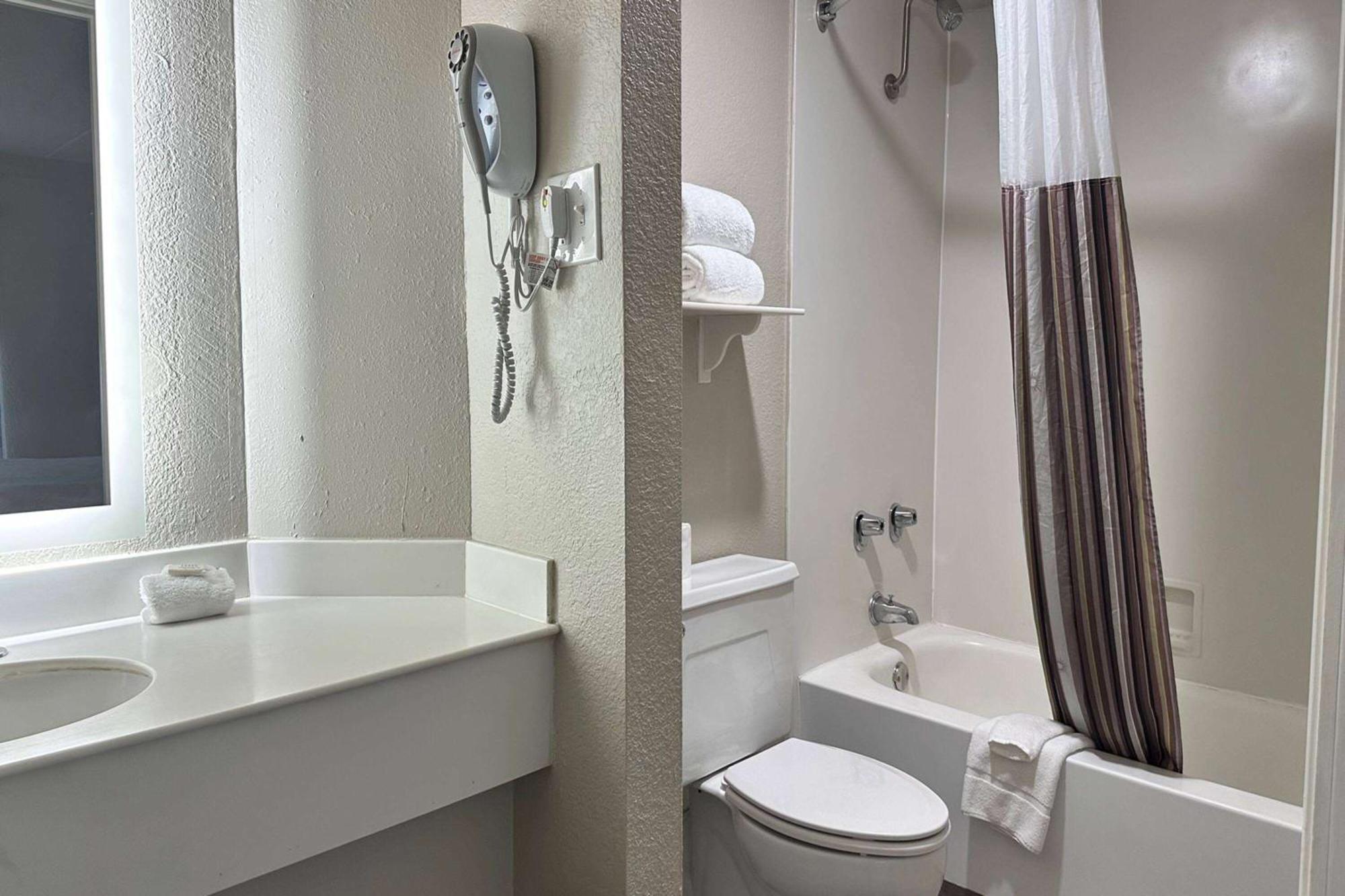 Days Inn By Wyndham San Diego Vista Ngoại thất bức ảnh