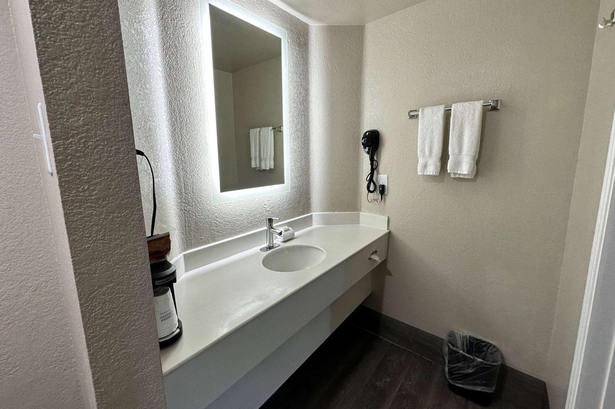 Days Inn By Wyndham San Diego Vista Ngoại thất bức ảnh