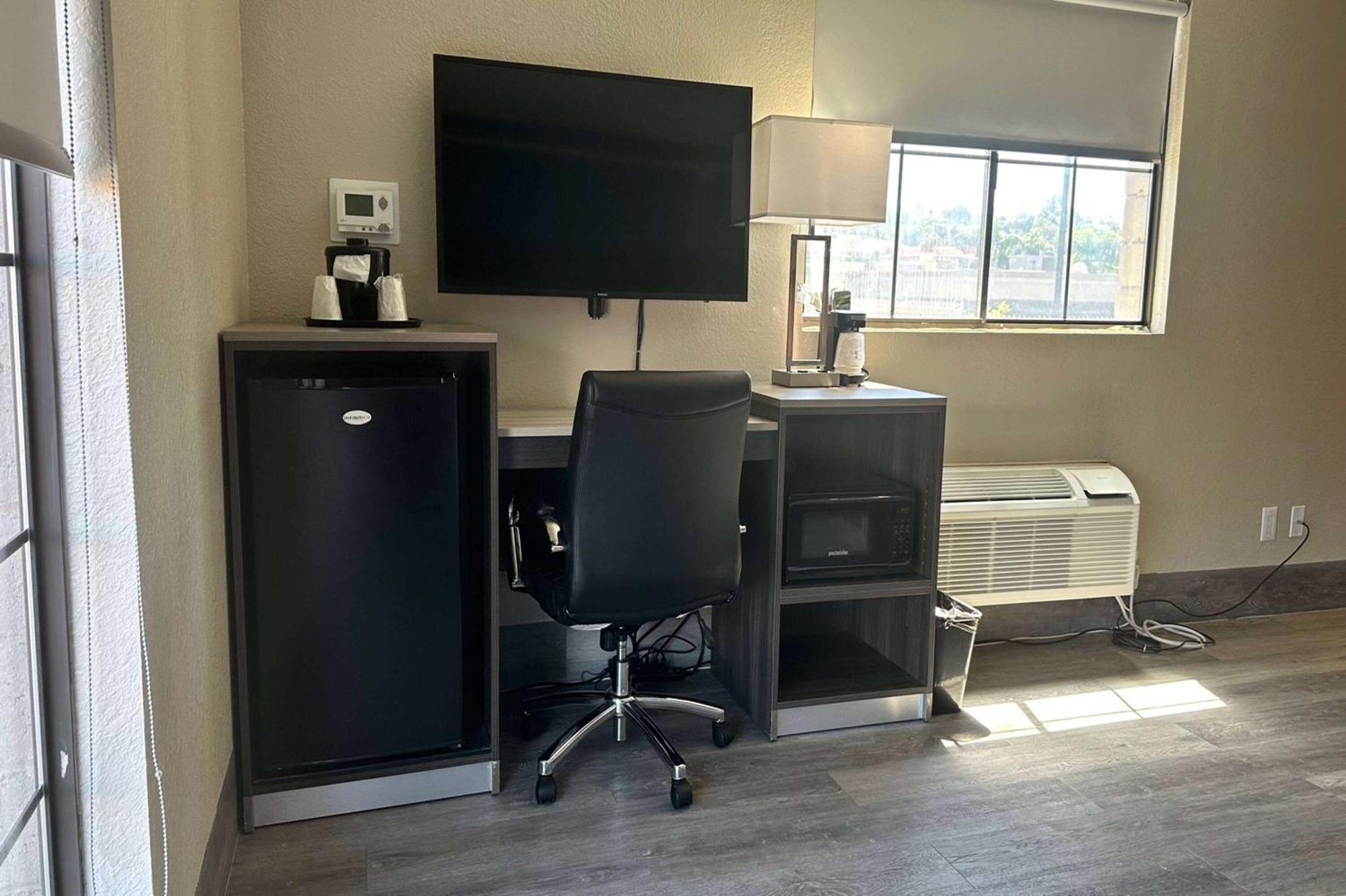 Days Inn By Wyndham San Diego Vista Ngoại thất bức ảnh