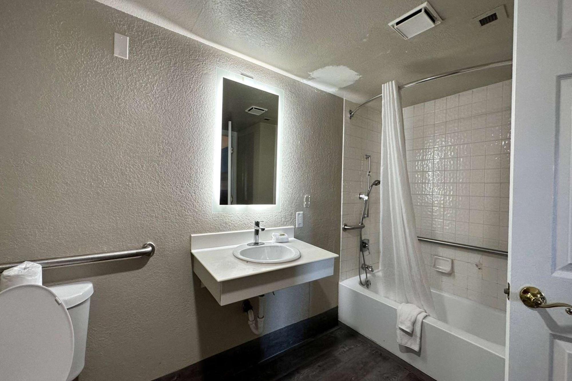 Days Inn By Wyndham San Diego Vista Ngoại thất bức ảnh